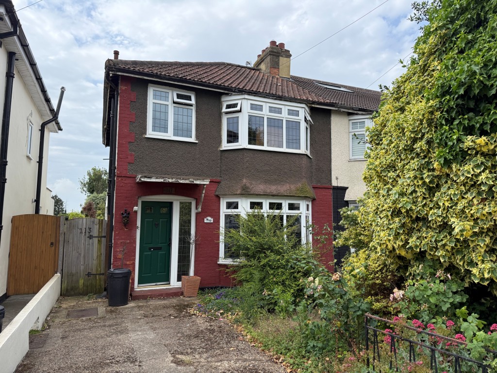 Lot: 90 - SEMI-DETACHED HOUSE FOR IMPROVEMENT - Front elevation of the semi-detached house in Hornchurch